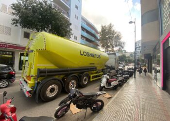 El camión, en dirección contraria, en Ignasi Wallis. Fotos D. F. Noudiari.