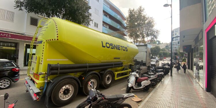 El camión, en dirección contraria, en Ignasi Wallis. Fotos D. F. Noudiari.