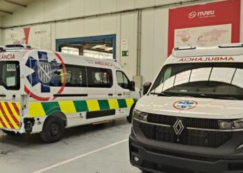 Ambulancias antiguas, todavía aparcadas en el antiguo hospital de Can Misses.