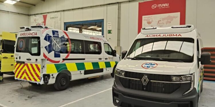 Ambulancias antiguas, todavía aparcadas en el antiguo hospital de Can Misses.