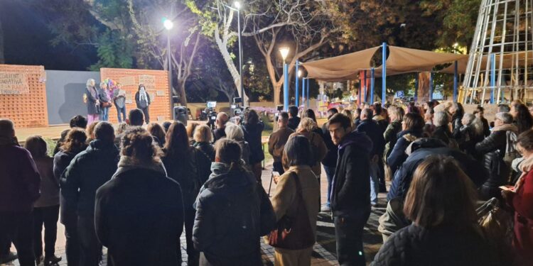 Concentración en el parque de la Paz durante la lectura del manifiesto. / D.V.