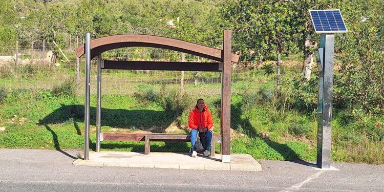 Juan Chilavert, como muchos otros usuarios, pasa mucho rato cada día en paradas de autobús. / D.V.