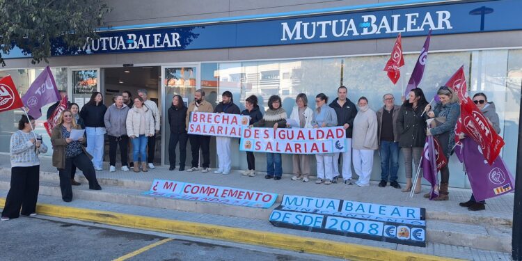 Protesta en la sede de Ibiza de Mutua Balear, con empleadas y empleados en las puertas. Fotos D. V. Noudiari.es