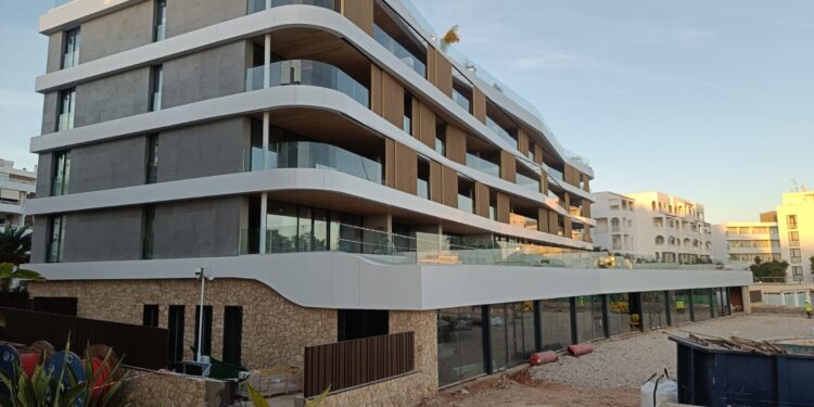 La biblioteca y el centro para personas mayores estarán ubicados en el bajo de este edificio de nueva construcción al lado del paseo marítimo y puerto deportivo de Santa Eulària. Fotos N. G. G. Noudiari.es