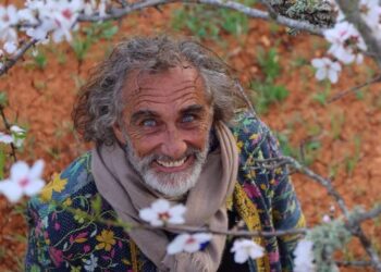 Manel Aragonés en una imagen que le sacó uno de sus hijos subido a un almendro. Cedida a Noudiari.es