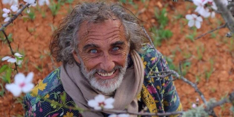 Manel Aragonés en una imagen que le sacó uno de sus hijos subido a un almendro. Cedida a Noudiari.es