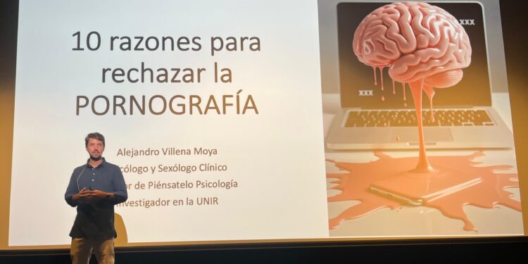 Un momento de la charla de Alejandro Villena. / ASJ