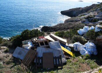 Algunas de las montañas de basura que se han retirado. / AE