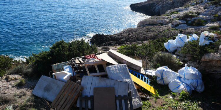 Algunas de las montañas de basura que se han retirado. / AE