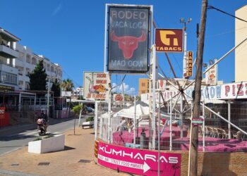Imagen de la calle principal de negocios de Cala de Bou durante la temporada baja. / D.V.