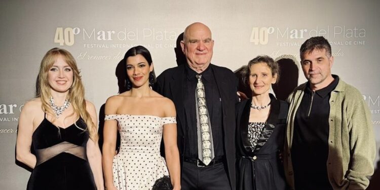 Fotografía del jurado de la gala inaugural. De dcha a izq: Juan Baldana, Bárbara Gasser, Paul  Zaentz, Nashla Bogaert y Helher Escribano.