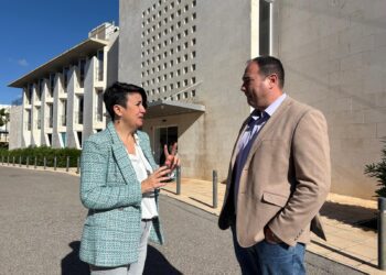 Elena López y Víctor Torres, frente al Hospital Residencia Asistida de Cas Serres.