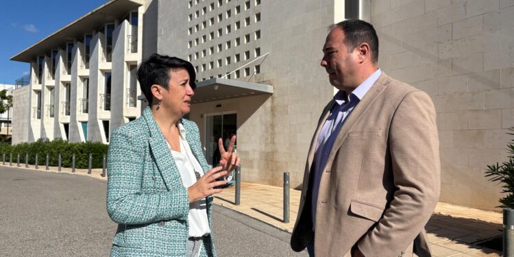 Elena López y Víctor Torres, frente al Hospital Residencia Asistida de Cas Serres.