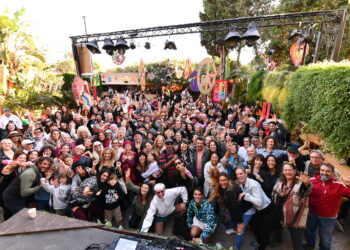Foto de familia de artesanos, mercadilleros, staff en general y colaboradores. Fotos Arsen Voronyy