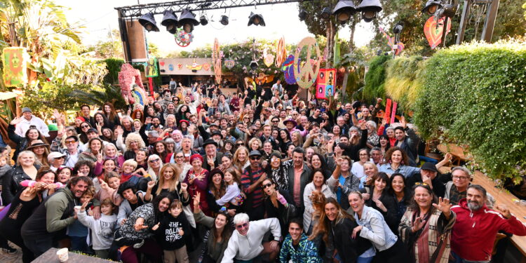 Foto de familia de artesanos, mercadilleros, staff en general y colaboradores. Fotos Arsen Voronyy