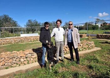 Tomas Planells, propietario de la conocida perra Boira, junto a César Mayol y Eduardo Mayol.