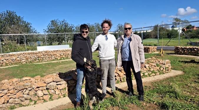 Tomas Planells, propietario de la conocida perra Boira, junto a César Mayol y Eduardo Mayol.