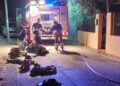 Imagen de los bomberos frente al domicilio de la víctima, la noche de los hechos. / Bombers d'Eivissa