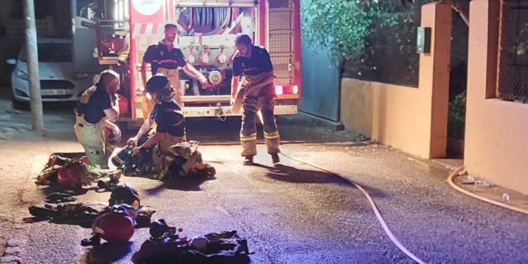 Imagen de los bomberos frente al domicilio de la víctima, la noche de los hechos. / Bombers d'Eivissa