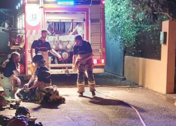 Imagen de los bomberos frente al domicilio de la víctima, la noche de los hechos. / Bombers d'Eivissa