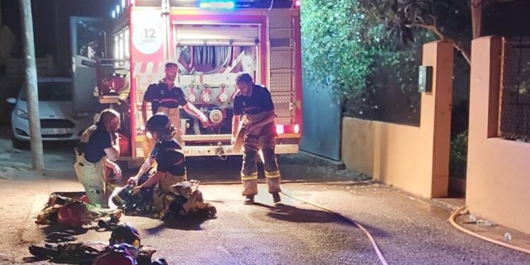 Imagen de los bomberos frente al domicilio de la víctima, la noche de los hechos. / Bombers d'Eivissa
