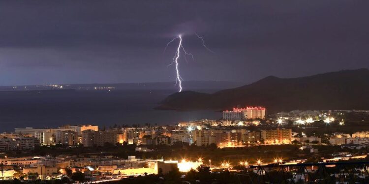La tormenta, a primera hora de la mañana, sobre Ibiza. Foto: Paco Natera