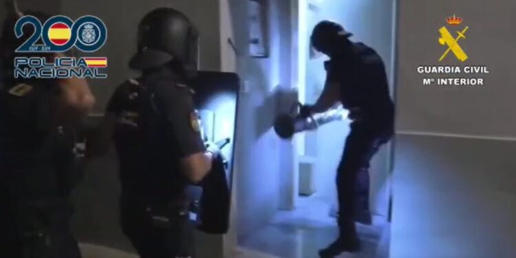 Imagen de la entrada de la Policía nacional en uno de los pisos de la red de narcotraficantes el pasado mes de octubre. / PN - OPC