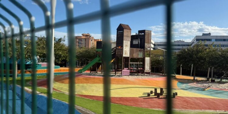 Imagen del parque infantil de s'Illa, todavía cerrado al público. / AE