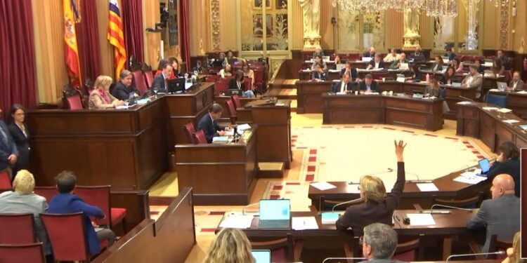 Imagen de una sesión en el Parlament balear. / Parlament Ib