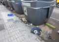 Basura desparramada en el suelo junto a los contenedores. / AE