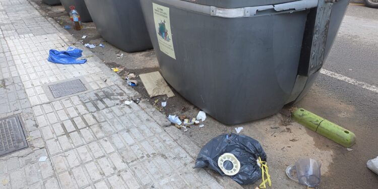 Basura desparramada en el suelo junto a los contenedores. / AE