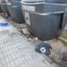 Basura desparramada en el suelo junto a los contenedores. / AE