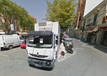 Acceso a Vara de Rey, en Vila, en el año 2014, antes de la peatonalización. / Google