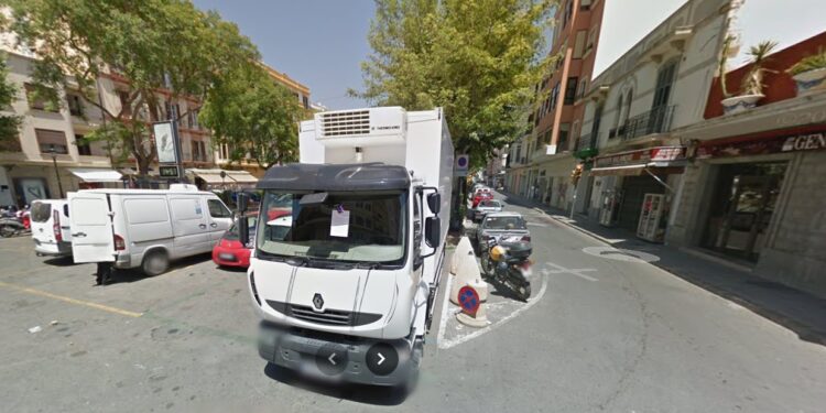 Acceso a Vara de Rey, en Vila, en el año 2014, antes de la peatonalización. / Google