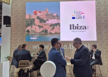 El alcalde Rafael Triguero, en el centro de la imagen, en el stand de la ciudad en la WTM. / AE