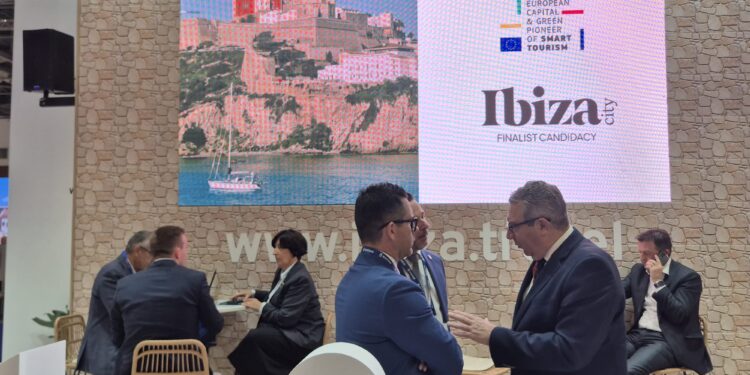 El alcalde Rafael Triguero, en el centro de la imagen, en el stand de la ciudad en la WTM. / AE