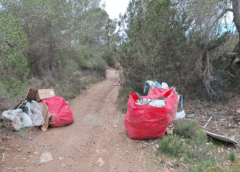 Restos abandonados en un camino cercano a Platges de Comte.