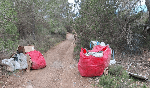 Restos abandonados en un camino cercano a Platges de Comte.