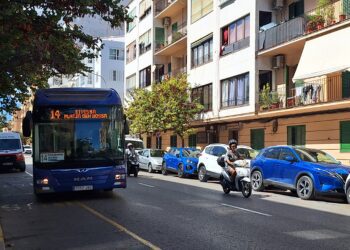 Un autobús circula por la avenida Espanya de Vila. / D.V.