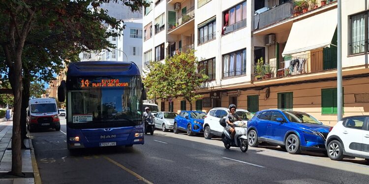 Un autobús circula por la avenida Espanya de Vila. / D.V.