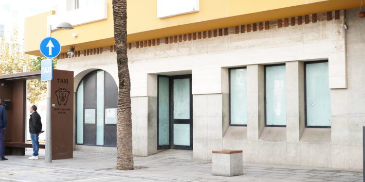 Imagen de los bajos donde antiguamente había una oficina de Sa Nostra. / ASE