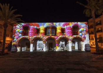 Fachada del ayuntamiento de Santa Eulària con la proyección lumínica. / ASE