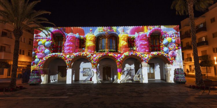 Fachada del ayuntamiento de Santa Eulària con la proyección lumínica. / ASE