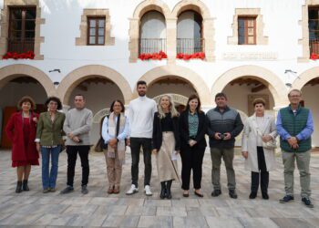 Los trabajadores y trabajadoras jubiladas tras el homenaje que han recibido por parte del Ayuntamiento, encabezado por su alcaldesa, Carmen Ferrer.