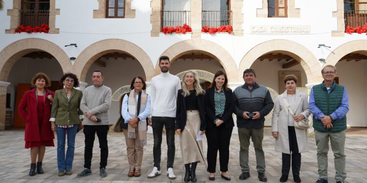 Los trabajadores y trabajadoras jubiladas tras el homenaje que han recibido por parte del Ayuntamiento, encabezado por su alcaldesa, Carmen Ferrer.