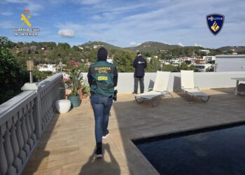 En la imagen, un momento de la intervención llevada a cabo por la Guardia Civil en Ibiza