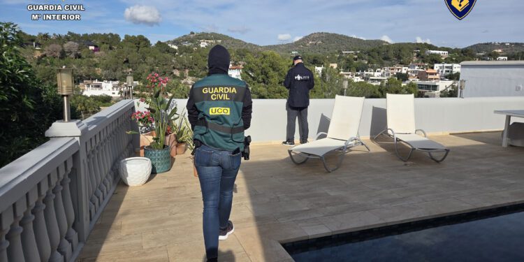 En la imagen, un momento de la intervención llevada a cabo por la Guardia Civil en Ibiza