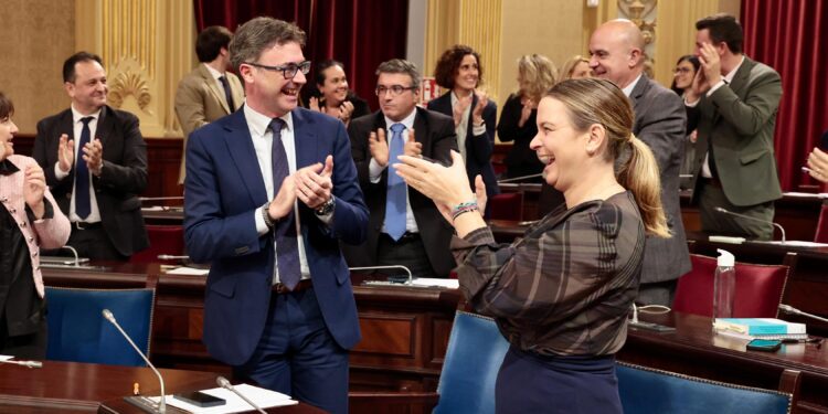Antoni Costa y Marga Prohens aplauden tras conocerse el resultado de la votación. / CAIB