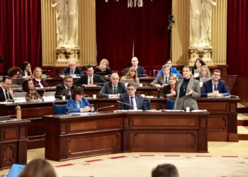 Marga Prohens y diputados del PP durante la sesión del pleno del Parlament de hoy.