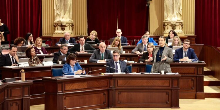 Marga Prohens y diputados del PP durante la sesión del pleno del Parlament de hoy.